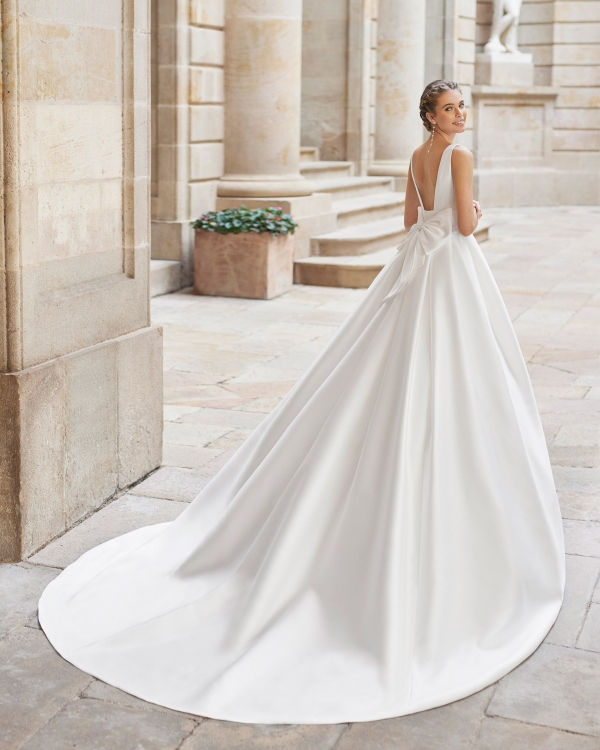DILEME Wedding Dress Aire Barcelona Collection 2022| Paris DILEME Wedding Dress Aire Barcelona Collection 2022| Paris