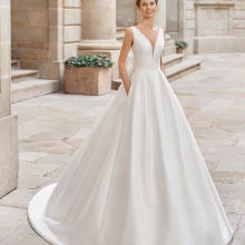 DILEME Wedding Dress Aire Barcelona Collection 2022| Paris DILEME Wedding Dress Aire Barcelona Collection 2022| Paris