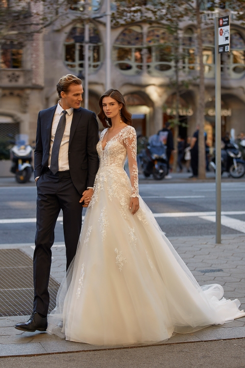 Robe de mariée TEVAN Luna Novias collection 2023: Boutique Paris