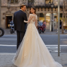 Robe de mariée TEVAN Luna Novias collection 2023: Boutique Paris Robe de mariée TEVAN Luna Novias collection 2023: Boutique Paris