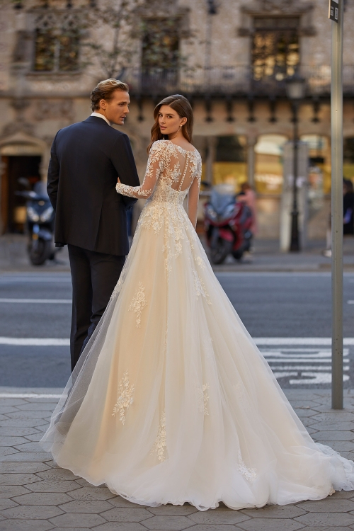 Robe de mariée TEVAN Luna Novias collection 2023: Boutique Paris