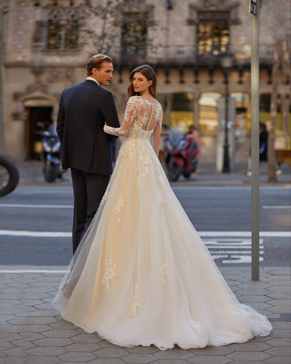 Robe de mariée TEVAN Luna Novias collection 2023: Boutique Paris Robe de mariée TEVAN Luna Novias collection 2023: Boutique Paris