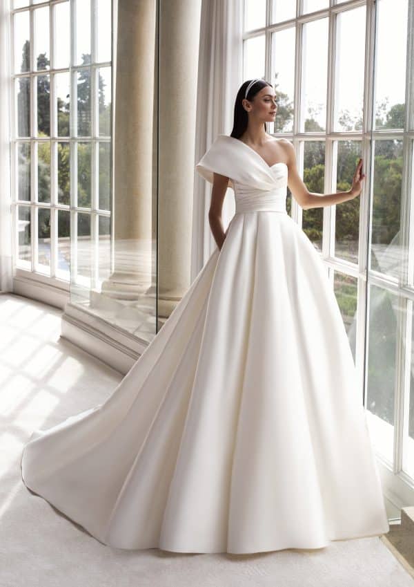 Robe de Mariée SEDNA- Pronovias collection 2023 | Mariée Parisienne Robe de Mariée SEDNA- Pronovias collection 2023 | Mariée Parisienne