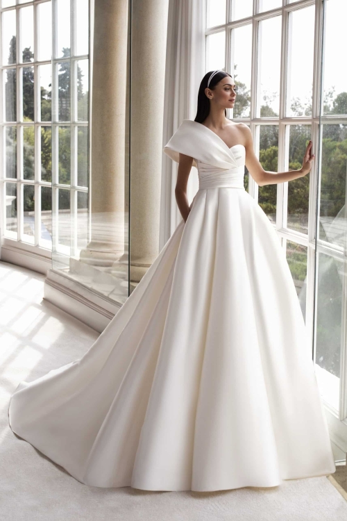 SEDNA Wedding Dress Pronovias collection 2023 | Paris Boutique
