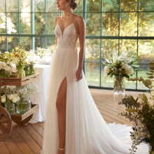 NATY Wedding Dress Aire Barcelona Collection 2024| Paris Boutique NATY Wedding Dress Aire Barcelona Collection 2024| Paris Boutique