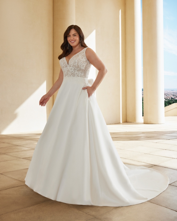 Robe de mariée GLYNIS| Martha Blanc collection 2024: Boutique Paris Robe de mariée GLYNIS| Martha Blanc collection 2024: Boutique Paris