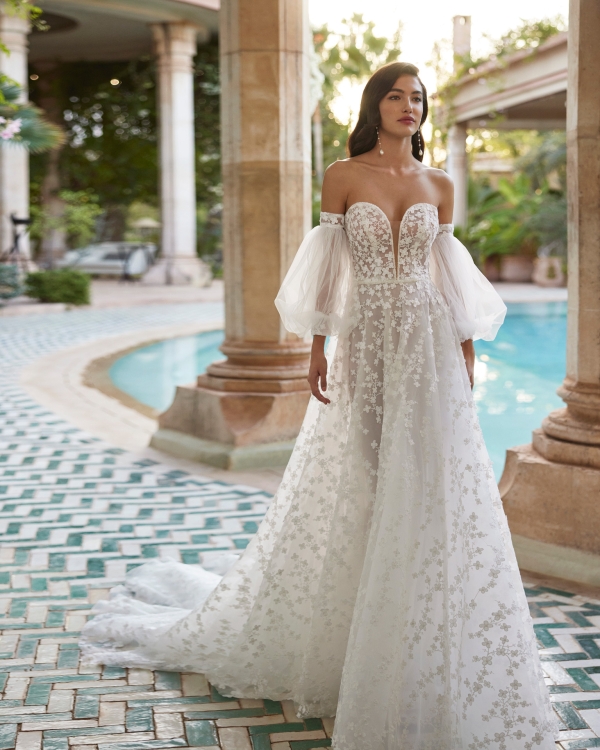 ANAELA Wedding Dress Adriana alier collection 2025 Paris: Sheath-style wedding dress, crêpe, plunging neckline, V-back, straps, georgette cape.