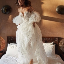 ANAELA Wedding Dress Adriana alier collection 2025 Paris: Sheath-style wedding dress, crêpe, plunging neckline, V-back, straps, georgette cape.