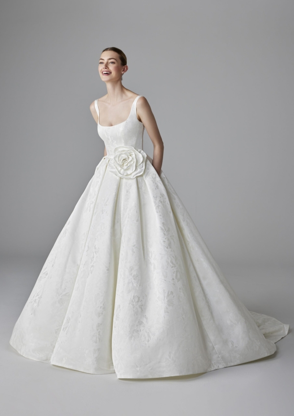 JULIAN Wedding Dress Pronovias collection 2025| Boutique Paris JULIAN Wedding Dress Pronovias collection 2025| Boutique Paris