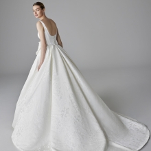 JULIAN Wedding Dress Pronovias collection 2025| Boutique Paris JULIAN Wedding Dress Pronovias collection 2025| Boutique Paris