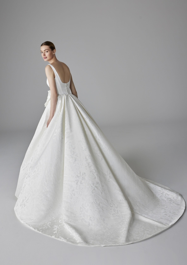 JULIAN Wedding Dress Pronovias collection 2025| Boutique Paris JULIAN Wedding Dress Pronovias collection 2025| Boutique Paris