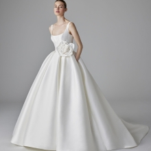 JULIAN Wedding Dress Pronovias collection 2025| Boutique Paris JULIAN Wedding Dress Pronovias collection 2025| Boutique Paris