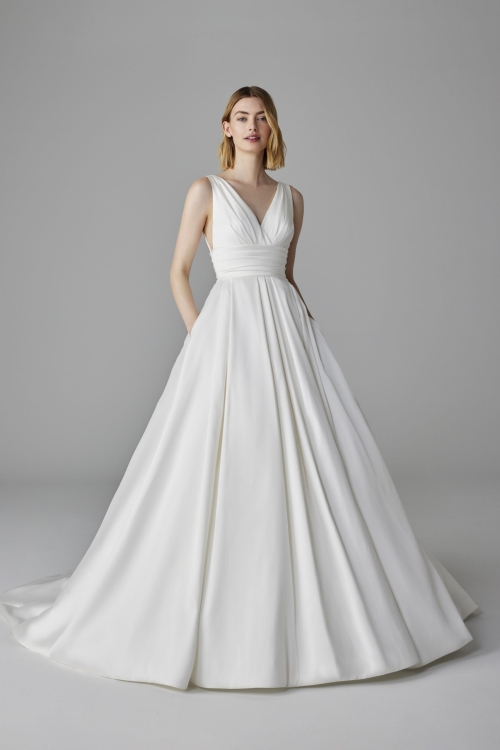 LUMINEUSE Wedding Dress Pronovias collection 2025| Boutique Paris