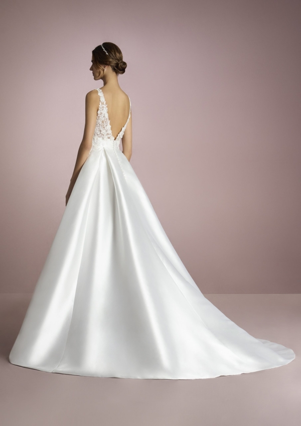 UMI Wedding Dress White one Collection 2025 Paris Boutique UMI Wedding Dress White one Collection 2025 Paris Boutique