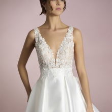 UMI Wedding Dress White one Collection 2025 Paris Boutique UMI Wedding Dress White one Collection 2025 Paris Boutique