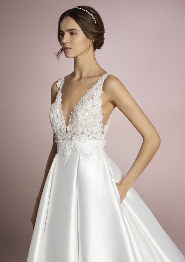 UMI Wedding Dress White one Collection 2025 Paris Boutique UMI Wedding Dress White one Collection 2025 Paris Boutique