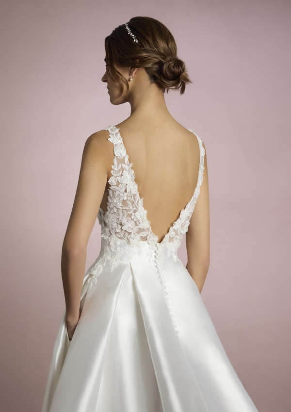 UMI Wedding Dress White one Collection 2025 Paris Boutique UMI Wedding Dress White one Collection 2025 Paris Boutique