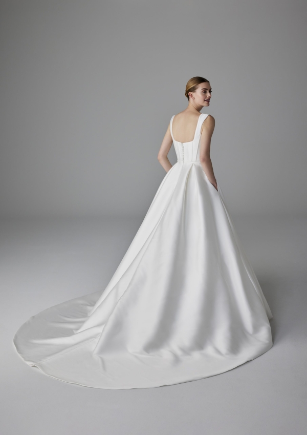 ALPHOSINE Wedding Dress Pronovias collection 2025| Boutique Paris ALPHOSINE Wedding Dress Pronovias collection 2025| Boutique Paris