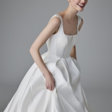 ALPHOSINE Wedding Dress Pronovias collection 2025| Boutique Paris ALPHOSINE Wedding Dress Pronovias collection 2025| Boutique Paris