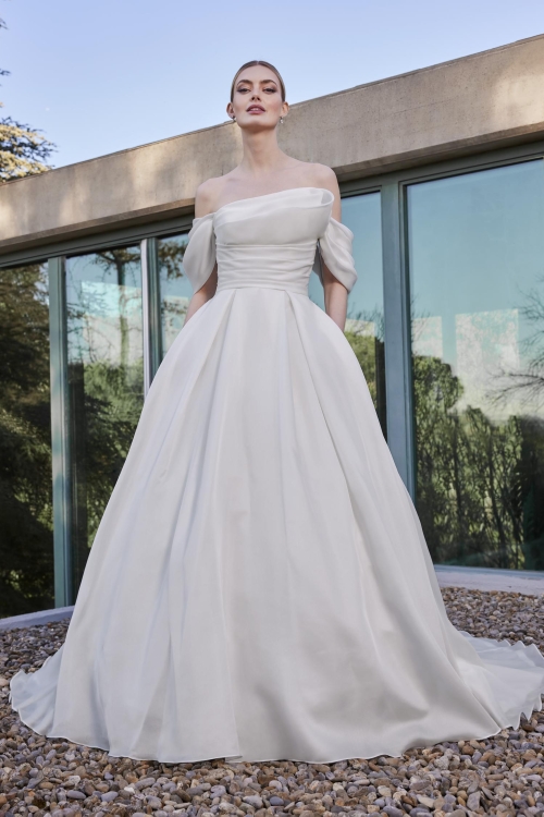 ATINA Wedding Dress Pronovias collection 2026| Boutique Paris