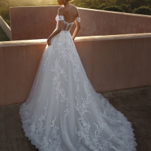 ELYSEES Wedding Dress Pronovias collection 2026| Boutique Paris ELYSEES Wedding Dress Pronovias collection 2026| Boutique Paris