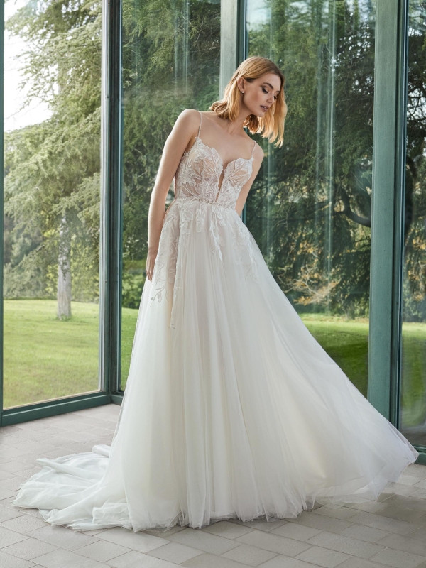 LLEANE Wedding Dress Pronovias collection 2026| Boutique Paris