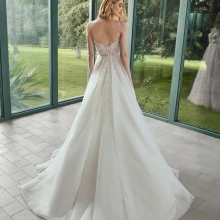 LLEANE Wedding Dress Pronovias collection 2026| Boutique Paris