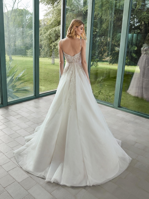 LLEANE Wedding Dress Pronovias collection 2026| Boutique Paris