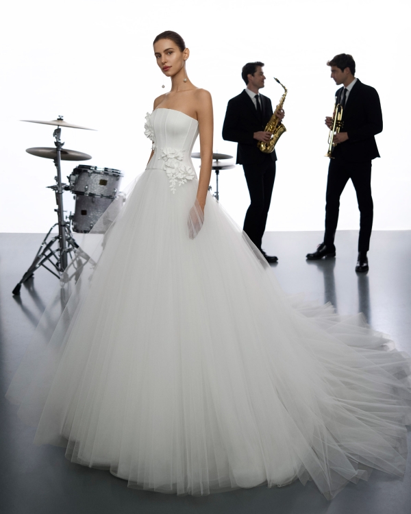 YOANA Wedding Dress Aire Barcelona Collection 2026| Paris Boutique YOANA Wedding Dress Aire Barcelona Collection 2026| Paris Boutique
